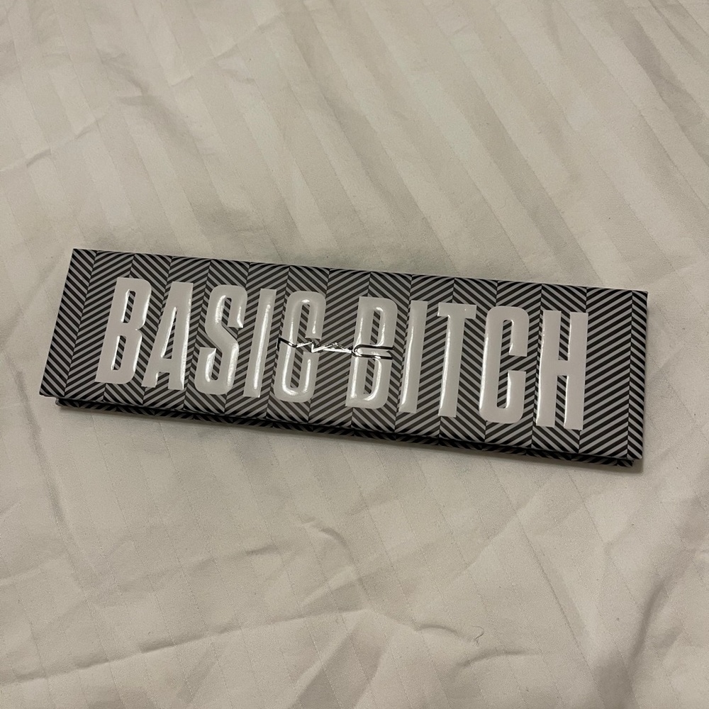 MAC Basic Bitch Eyeshadow Palette